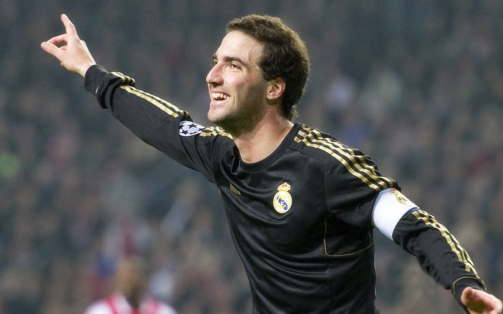 B体育：世界杯激战正酣，豪门对决引爆全球热潮，新星闪耀改写赛事格局